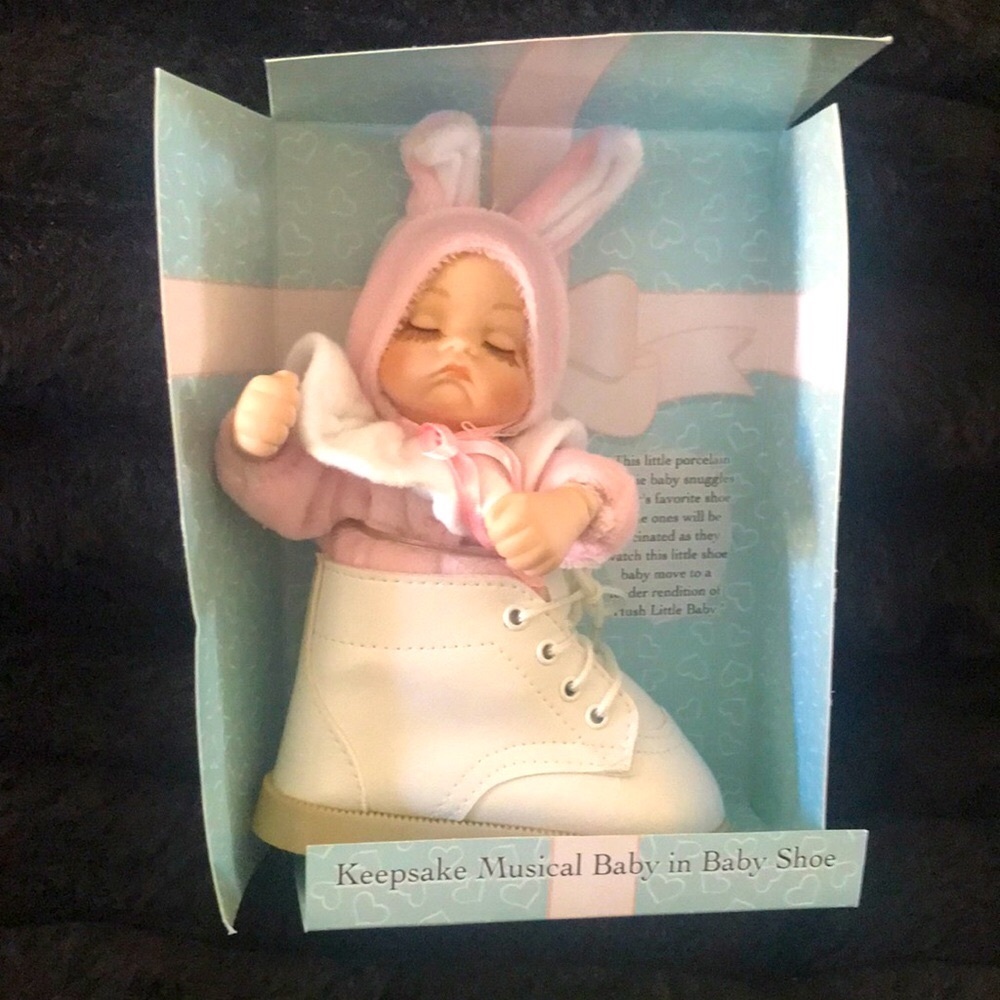 Keepsake Musical Shoe Baby Girl in Baby Shoe Pink Bunny Outfit In Original Box